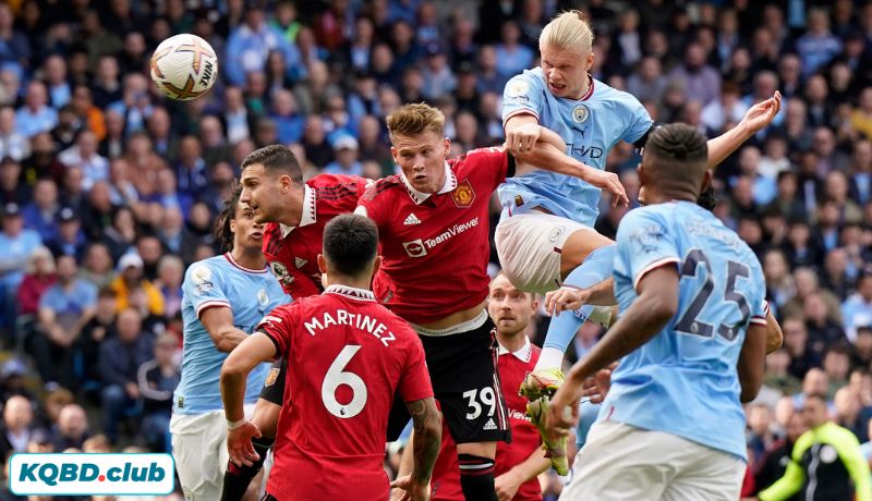 Đánh giá sự khác nhau trong phong cách thi của 2 đội bóng thành Manchester Đánh giá sự khác nhau trong phong cách thi của 2 đội bóng thành Manchester